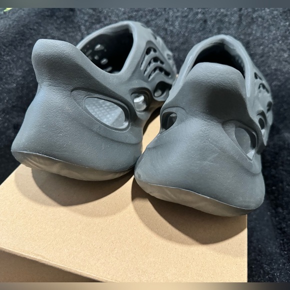 Yeezy Foam Runner “Carbon” - Picture 9 of 10